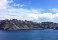 Kreuzer Santorin Griechenland blauer Himmel Meeresküste Insel